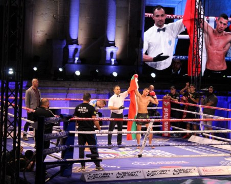 Нокаути, зрелище и музика на боксовата гала 