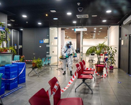 Пълна блокада в Мадрид, Гърция отчита нов рекорд, университет в Англия пламна