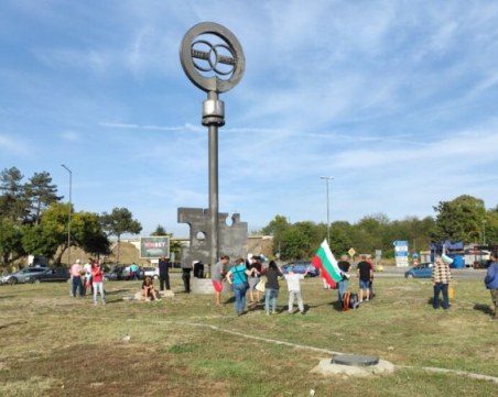 Протестиращ замеря полицаи с яйца в София, други блокираха Дунав мост при Русе