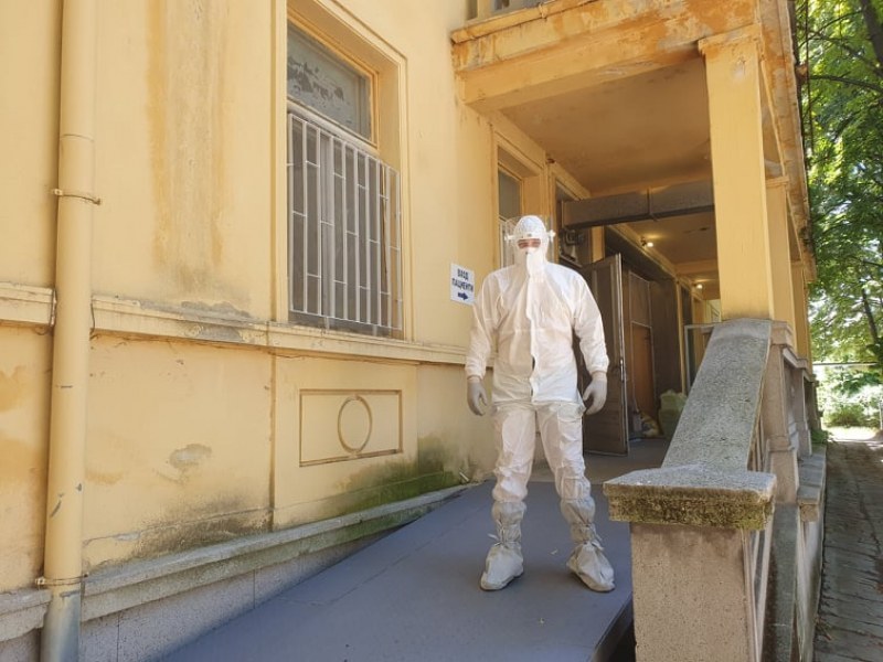 Мъж на 54 години от Пловдив почина от COVID-19, от новите случаи - трима са в болница