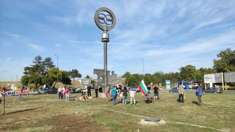 Протестиращ замеря полицаи с яйца в София, други блокираха Дунав мост при Русе