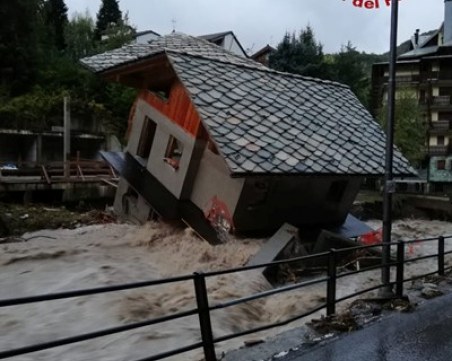 Бедствие след бурята в Италия и Франция! Издирват 25 души