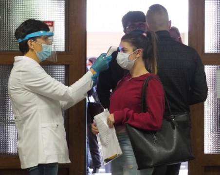 COVID-19 в Пловдив: 16-годишен е болен, класът минава на онлайн обучение