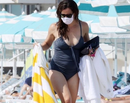 Дженифър Гарнър с маска на плажа в Малибу