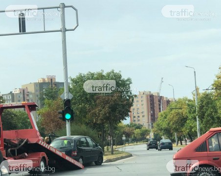 Кола се заби в тротоар на кръстовище в Тракия
