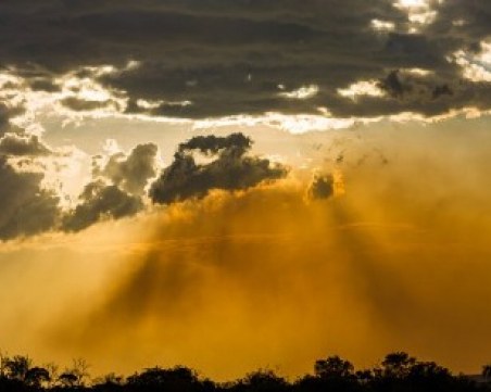 Жълт код за опасен вятър днес! Очаква ни и прах от Сахара