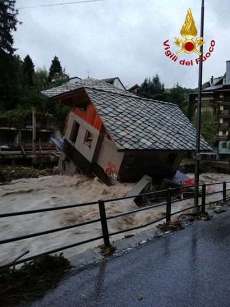 Бедствие след бурята в Италия и Франция! Издирват 25 души