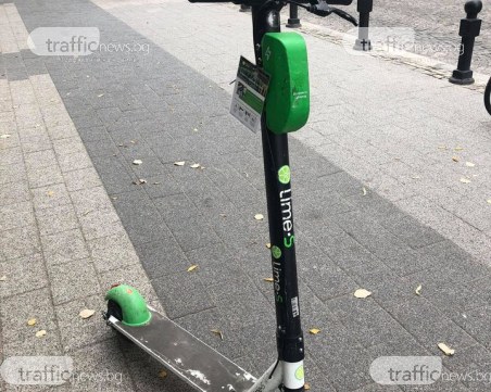 Десетки тротинетки захвърлени в Пловдив – чакат управителя на фирмата, за да го глобят