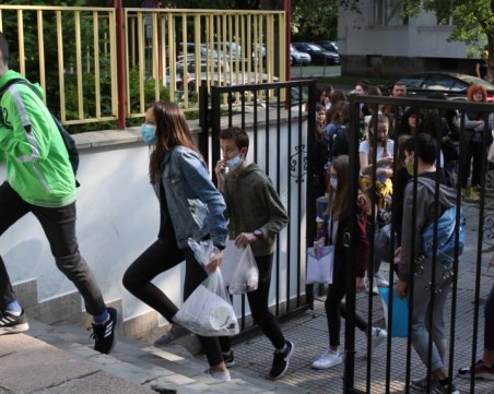 Деца, които трябва да са под карантина, отидоха на училище