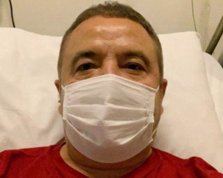 След положителен тест: Борят се за живота на кмета на Анталия