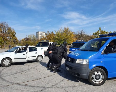 Спецакция в София! Четири квартала са блокирани от полиция