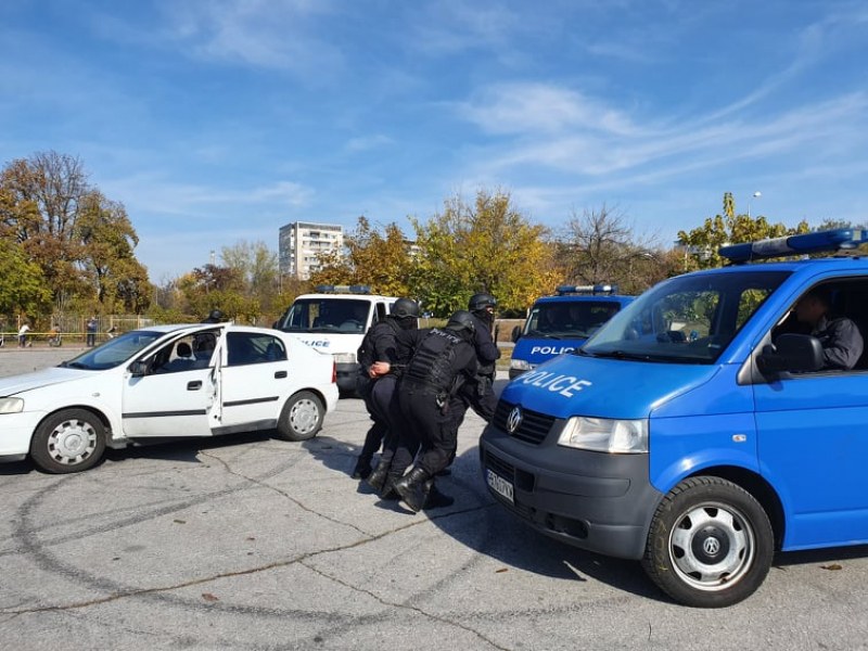 Спецакция в София! Четири квартала са блокирани от полиция