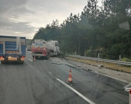 Тир се заби в мантинелата на АМ Тракия