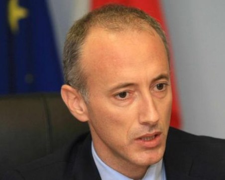 Вълчев: По-вероятно е сезонният грип да затвори училищата, отколкото да го сторим сега