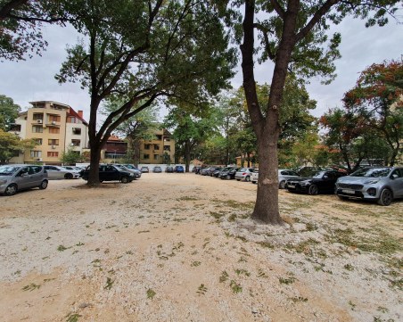 Временен паркинг за 130 коли отвориха в Пловдив на терена за многоетажното съоръжение