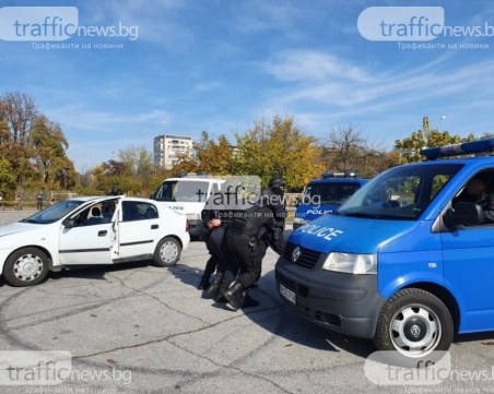 Акция! Закопчаха двама трафиканти на дрога, тарашат колите им