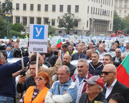 Автоинструктори скочиха на протест