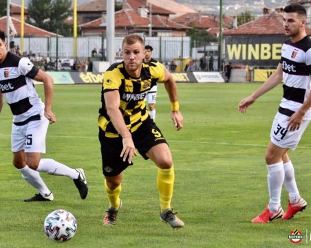 Ботев и Локомотив винаги са на различни полюси