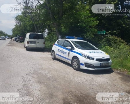 Кола се обърна в канал на пътя Пловдив-Пещера