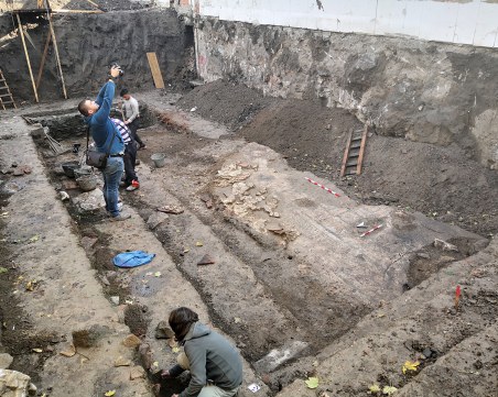 Реставратори и археолози местят безценната мозайка от частен имот на ул. 