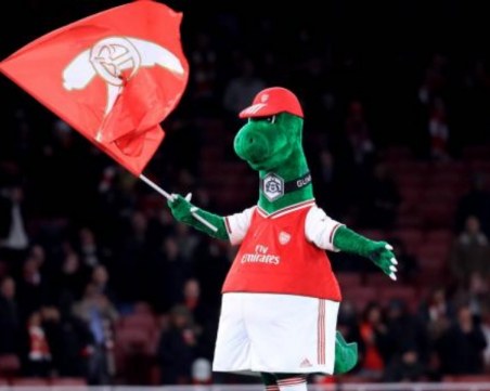 Йозил поема заплатата на талисмана на Арсенал