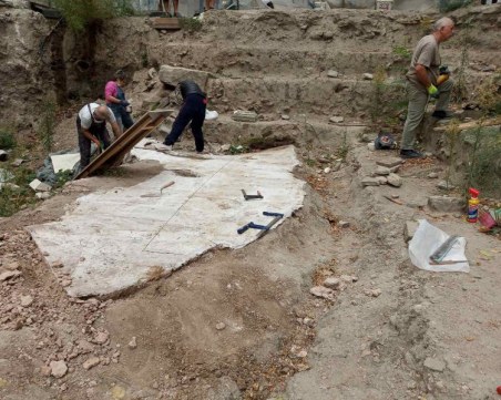 Започна демонтажът на ценна мозайка от 5-6 век в центъра на Пловдив