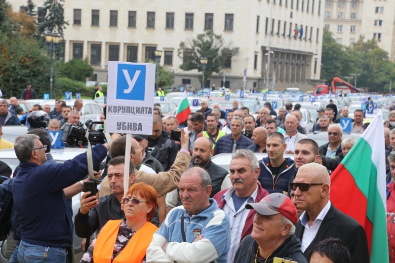Автоинструктори скочиха на протест