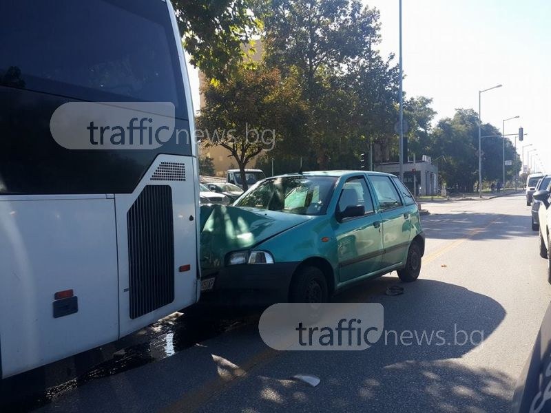 Кола се заби в автобус в Пловдив, шофьорът е в болница