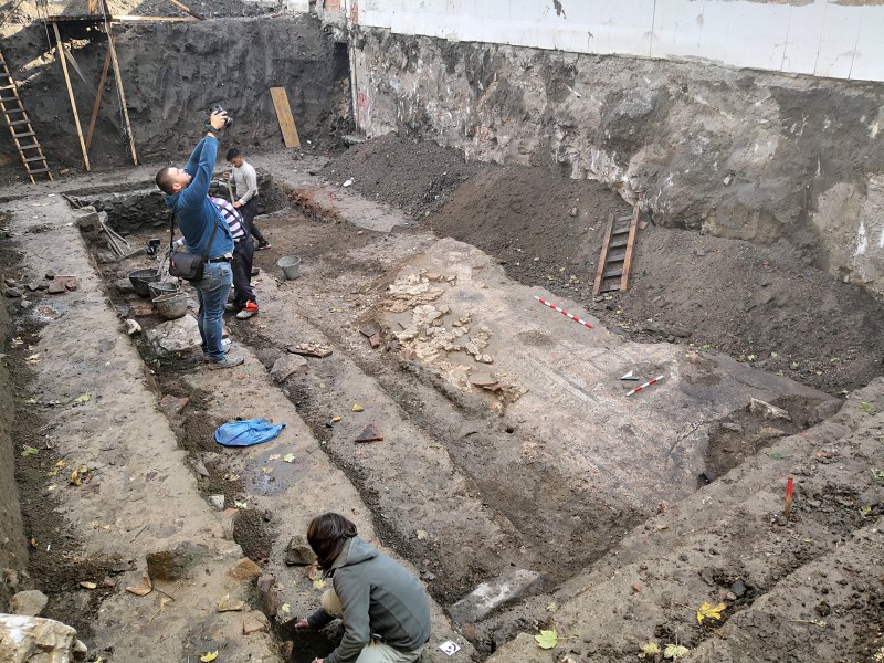 Реставратори и археолози местят безценната мозайка от частен имот на ул. 