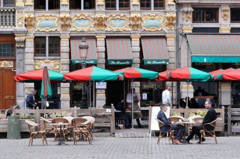 Затварят за месец баровете и кафенетата в Брюксел