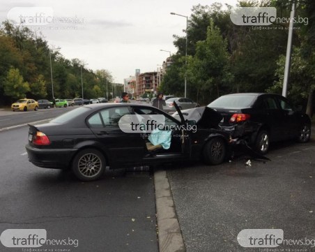 БМВ се вряза в паркирана кола до пловдивска болница