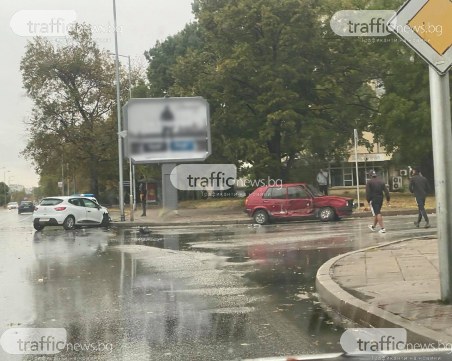 Две коли се удариха край зала 