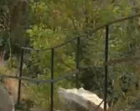 Скална маса се срути в пешеходната зона до стадиона в Балчик