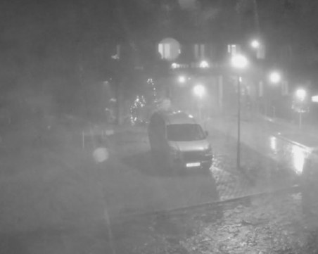 Снегът дойде! Снежинки прехвърчат на Витоша