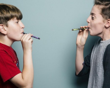 Забраниха продажбата на наргилета и електронни цигари на деца