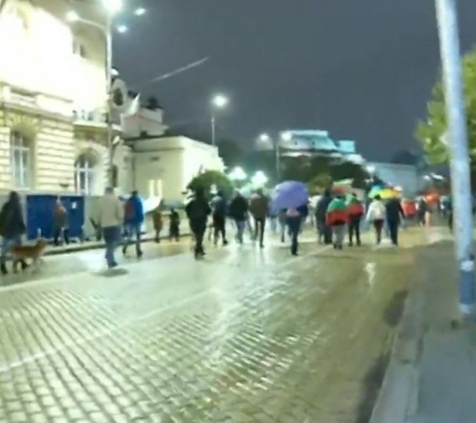 50 души на протеста в София, 20 в Пловдив – без шествие под тепетата