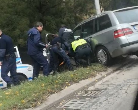 Криминално проявен със 17 висящи дела е мъжът, прегазил двама полицаи след гонката в София