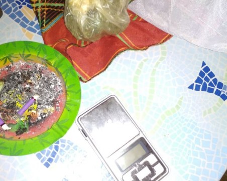 Ученик пласира дрога в школото си, изпя дилърите