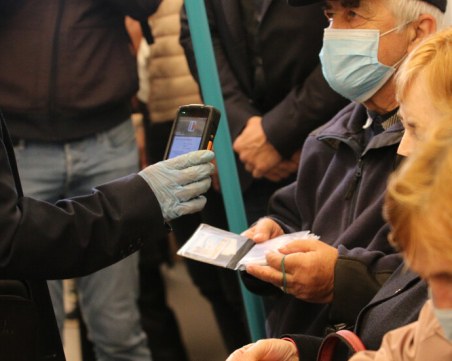 Акция за носене на маски в обществения транспорт в София