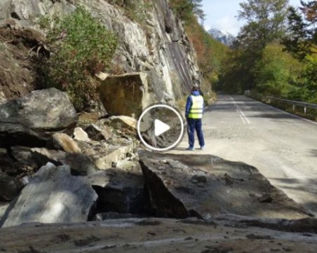 Огромна скала падна на пътя към Рилския манастир