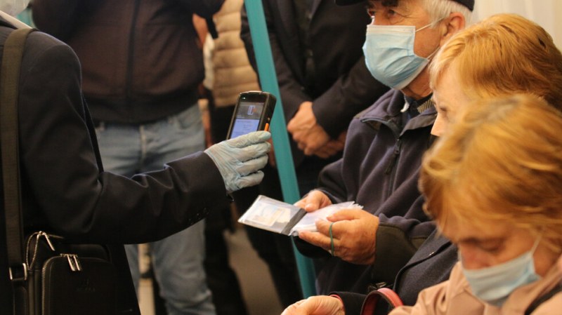 Акция за носене на маски в обществения транспорт в София