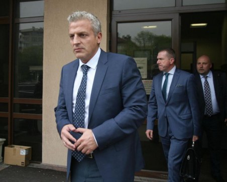 Бивш здравен министър: Доц. Мангъров е луд човек с картечница и трябва да бъде спрян