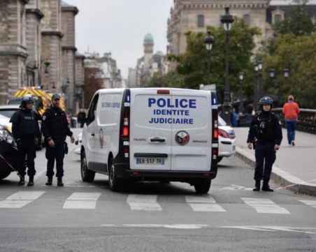 Демонстранти опитаха да щурмуват полицейски участък, потрошиха патрулки