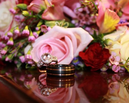 Мъж наръга съпругата си заради отказани рози и пръстен