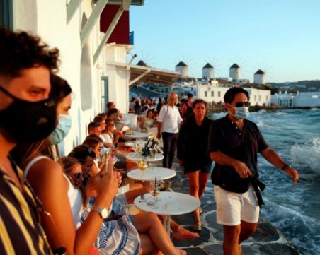 Нови мерки и в Гърция: Заведенията ще работят до 50 процента от капацитета си