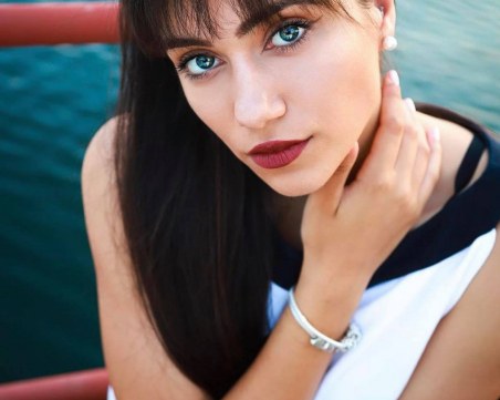 Различните млади: Катрин Гачева - момичето, което се върти на глава