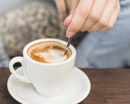 Специалисти: Сутрешната чаша кафе крие опасности за здравето