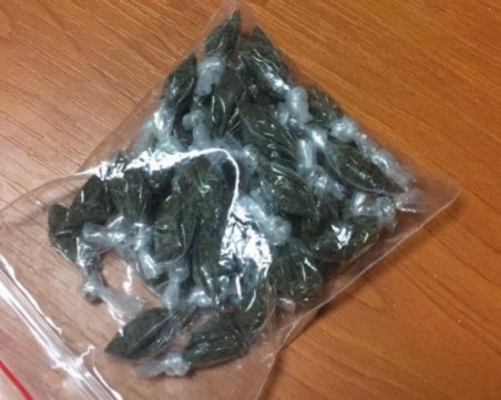 Спипаха известна дилърка в Столипиново! Опитала да изгори дрогата, щом видяла полицаите