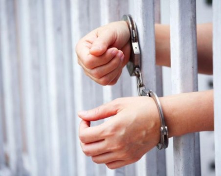 Двама тийнейджъри разбиха кафе-машина в Пазарджишко