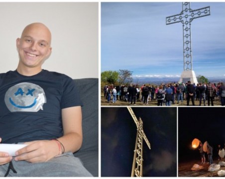 Осветиха кръста в памет на Георги, 20 фенера озариха небето